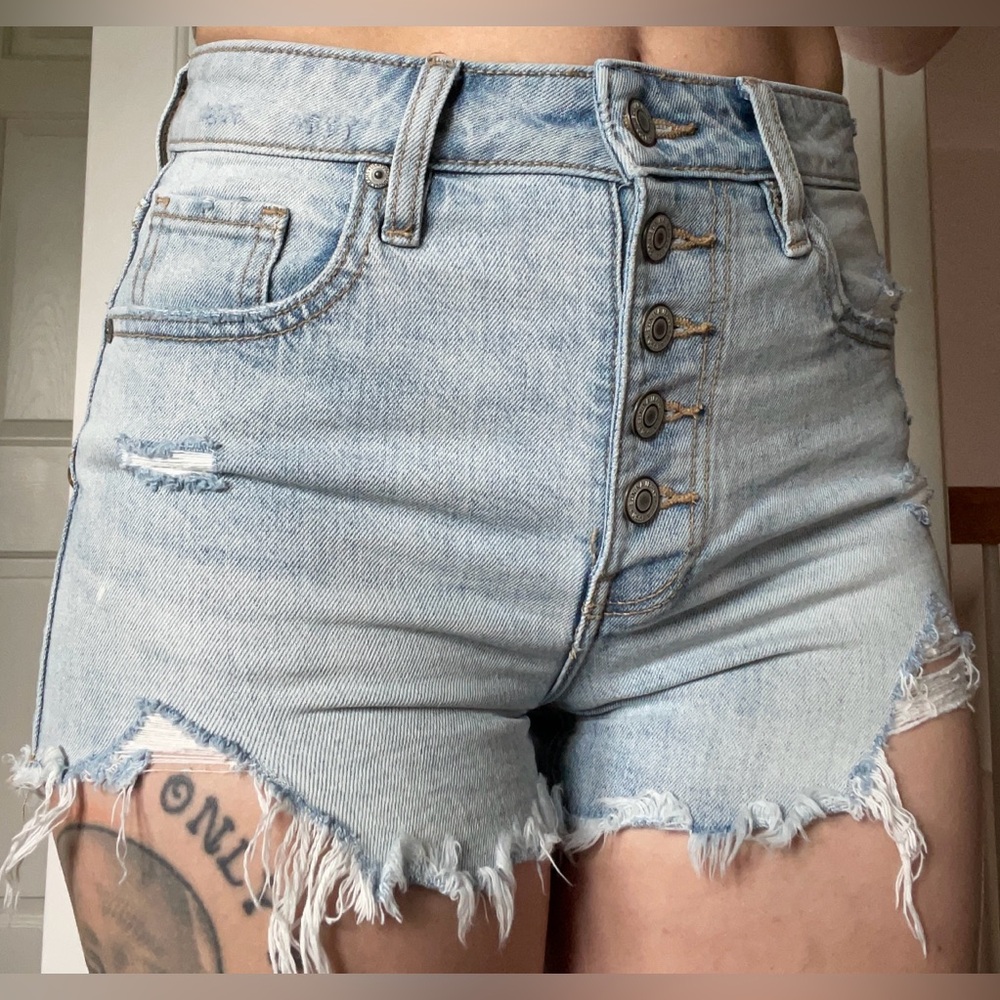 High waisted distressed shorts - Picture 3 of 3